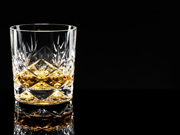 Бокалы для виски с гравировкой: изготовление подарков и фирменных сувениров на заказ