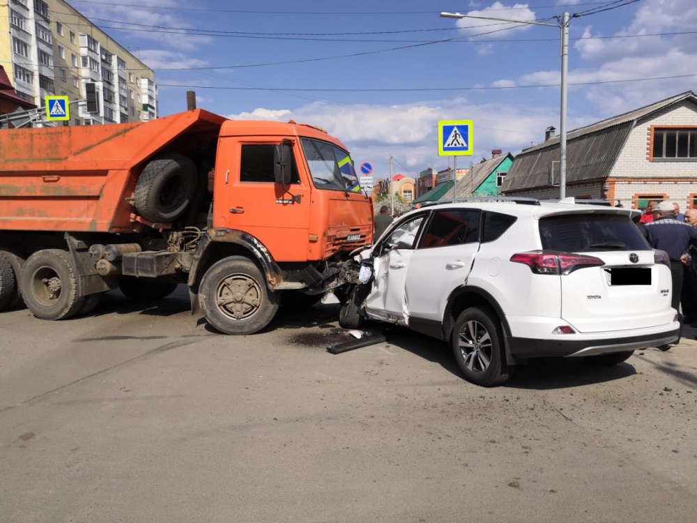 Погода в ливнах на неделю гисметео орловской. Ливен машина. ДТП город Ливны Орловская область. КАМАЗ Орел.