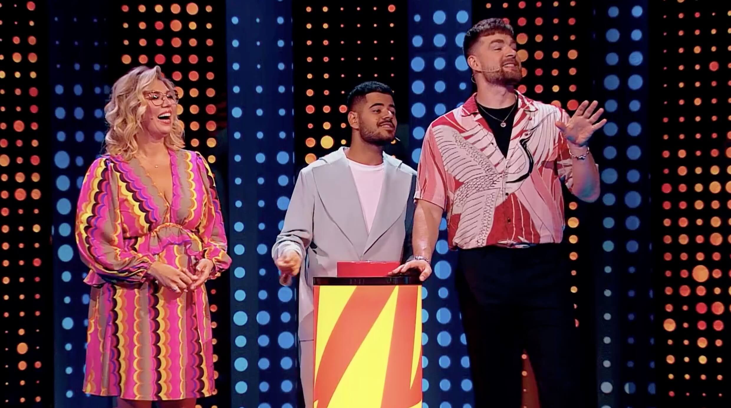 Вундеркинды ведущие шоу. Роман каграманов шоу вундеркинды. Шоу вундеркинды на пятнице ведущие. Роман каграманов шоу. Вундеркинды ведущий.