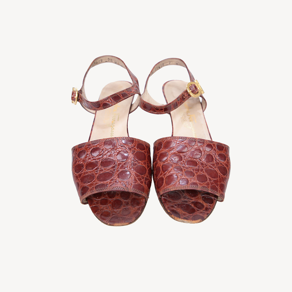 SALVATORE FERRAGAMO 부띠끄 스트랩 버클 샌들 220mm