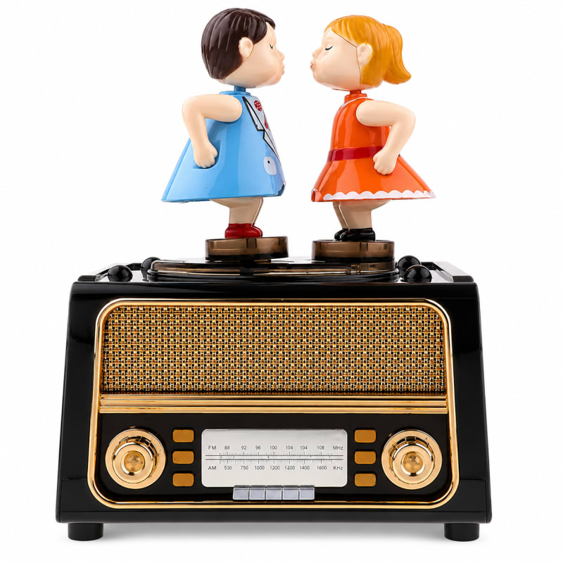 Kissing Couple Wind-Up Music Box – Romantic Vintage Musical Showpiece