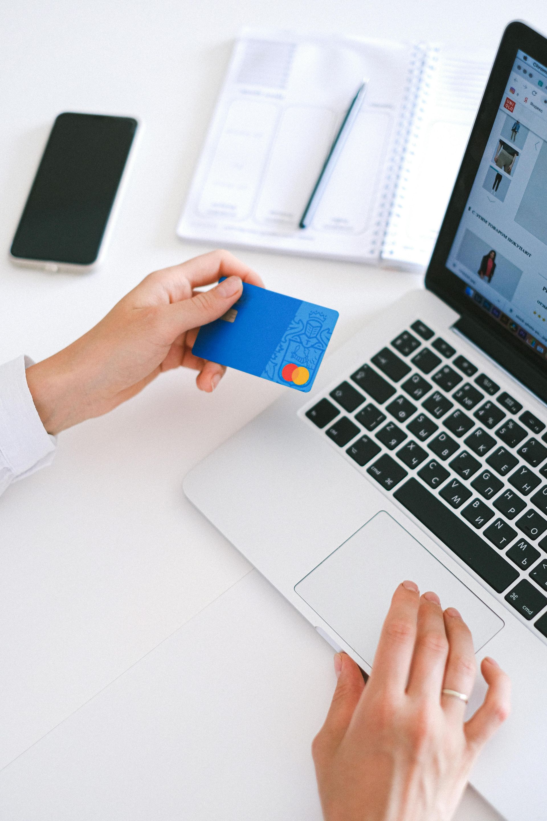 The Omnichannel Imperative: Why Pure-Play E‑commerce Valuations Are Diverging in 2025