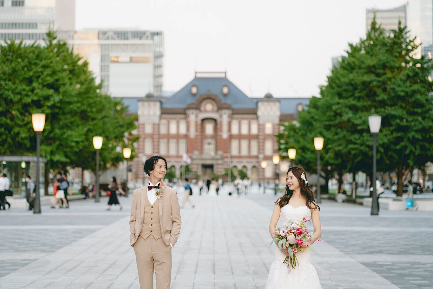 ★新郎新婦衣装各2着付★東京駅・丸の内・皇居周辺フォトツアー☆300カット以上全部コミコミプラン＋ヘアチェンジも♪