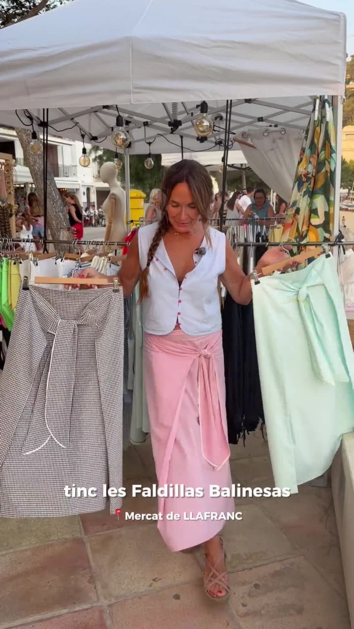 Judith con las nuevas faldas balinesas en la parada de Judith N21 en el mercado de Llafranc