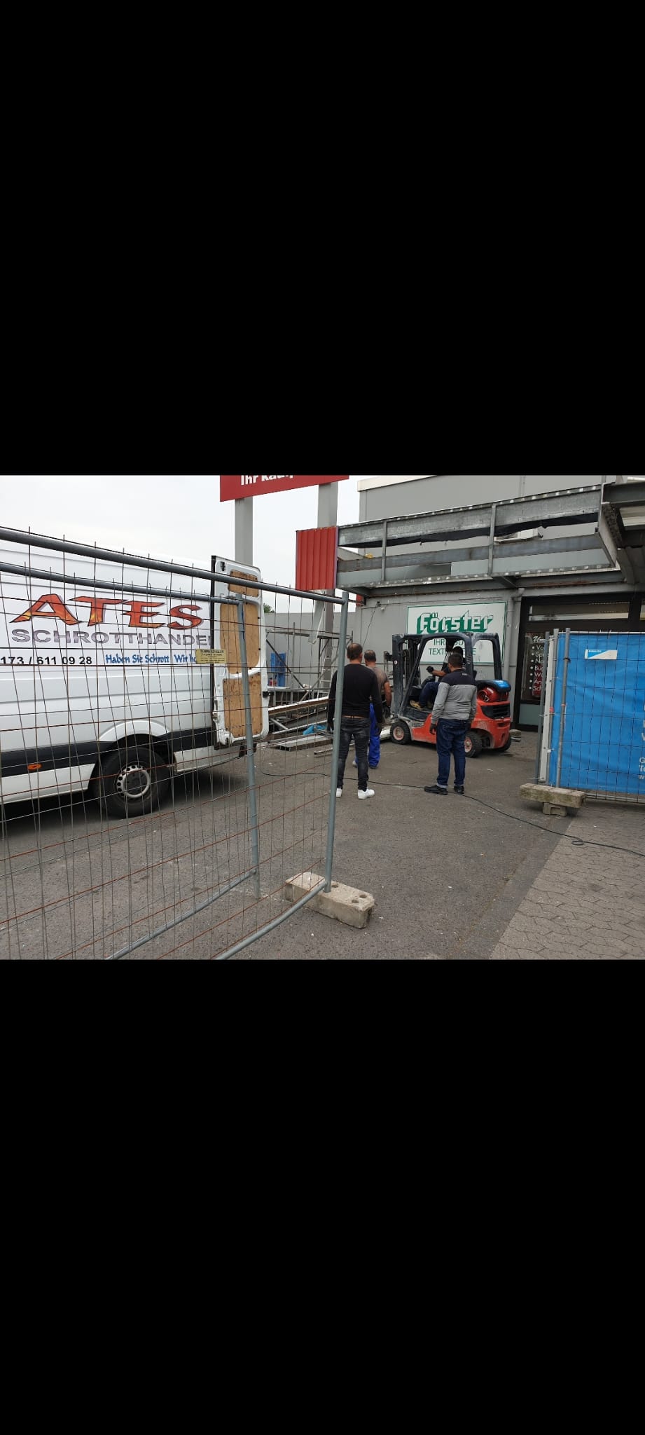 ATES ENTRÜMPELUNG Team bei Abholung und Transport