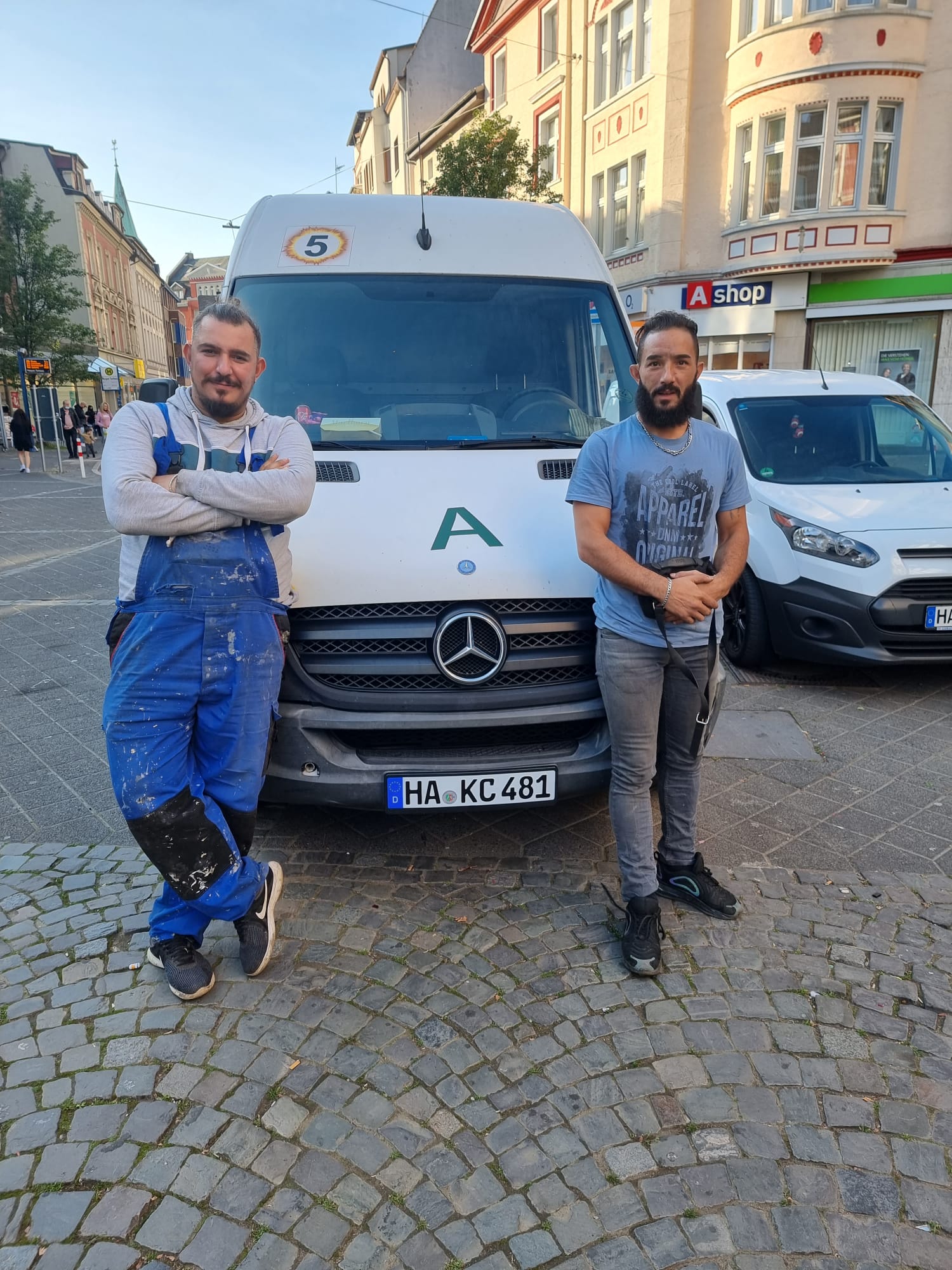 Mitarbeiter bei einer Entrümpelung in Hagen