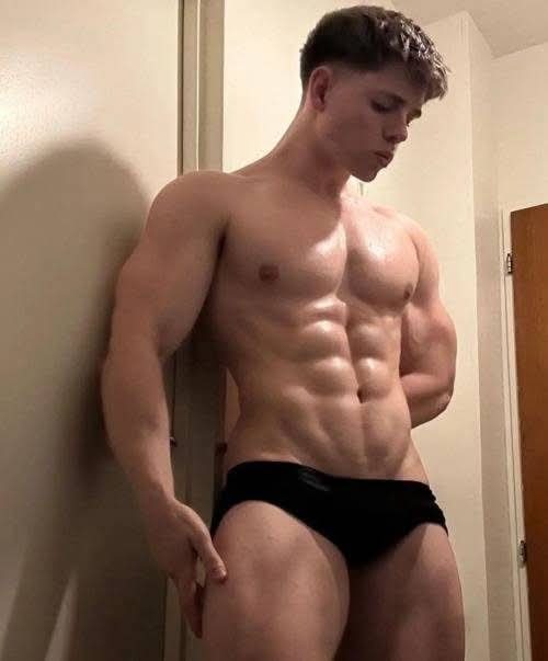 Lockers and Looks: The Quiet Thrill of the Gym Locker Room — Gallery image 3