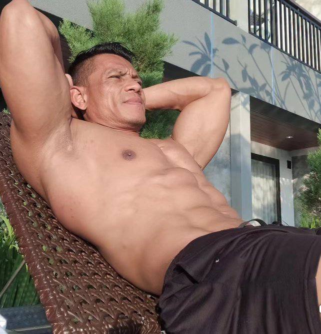 Lifted Spirits: My Gym Crush Story — Gallery image 9