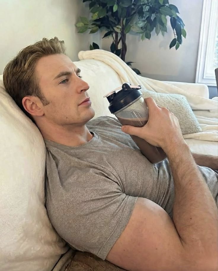 Chris Evans: Dari Captain America ke Ikon Internet yang Tak Pernah Kehilangan Pesona — Gallery image 2