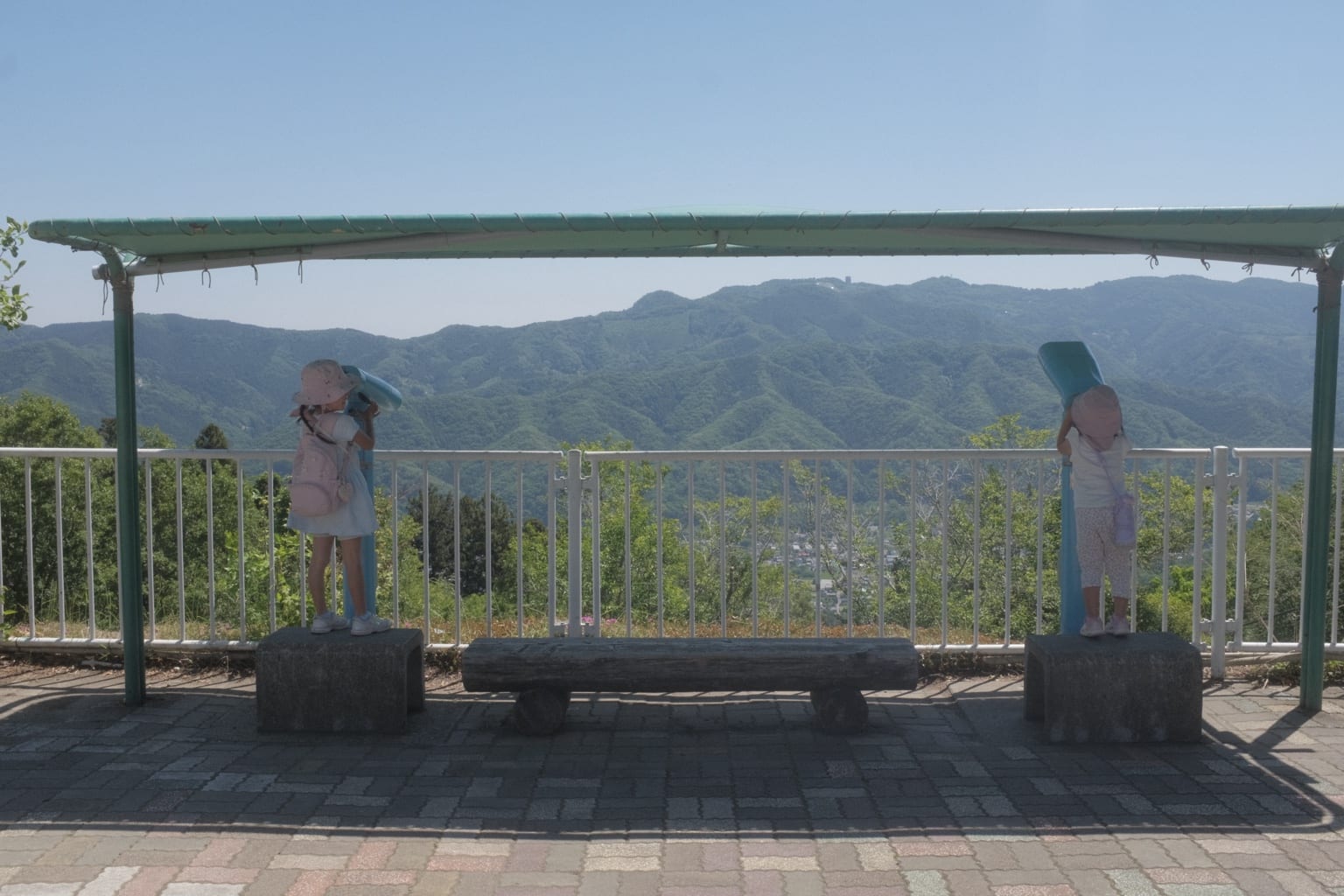 展望スペースで景色を楽しむ子どもたち