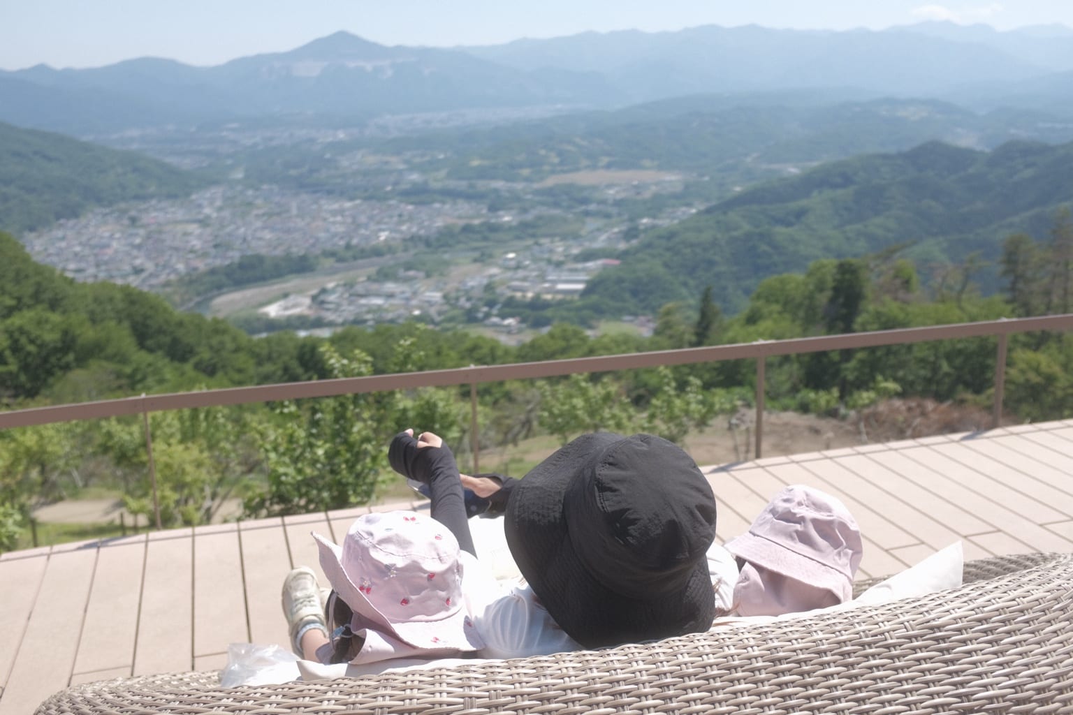 景色を見ながら家族でくつろぐテラス時間