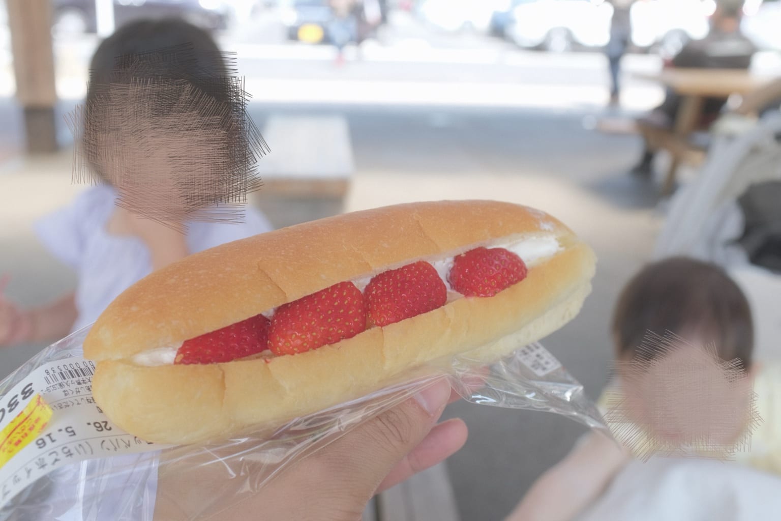 いちごサンドを手に持ちながら休憩する家族時間