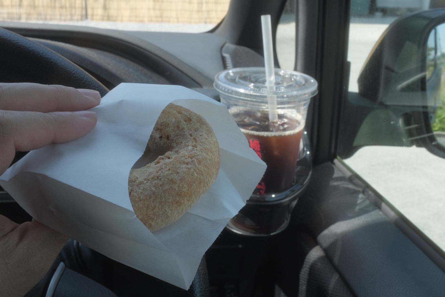 豆腐ドーナツとドリンクでひと休みする車内時間