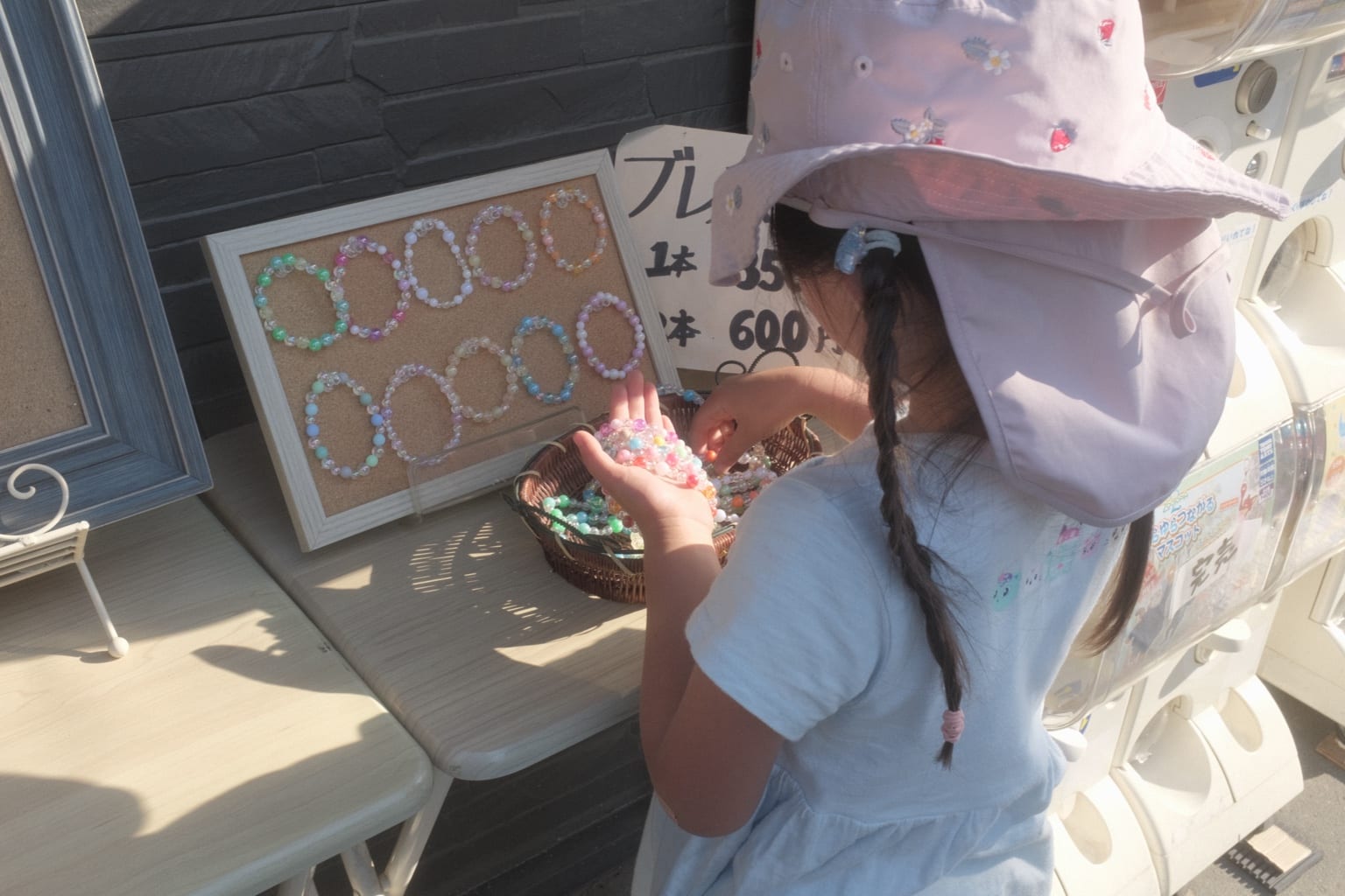 子どもがお土産コーナーでアクセサリーを選ぶ様子