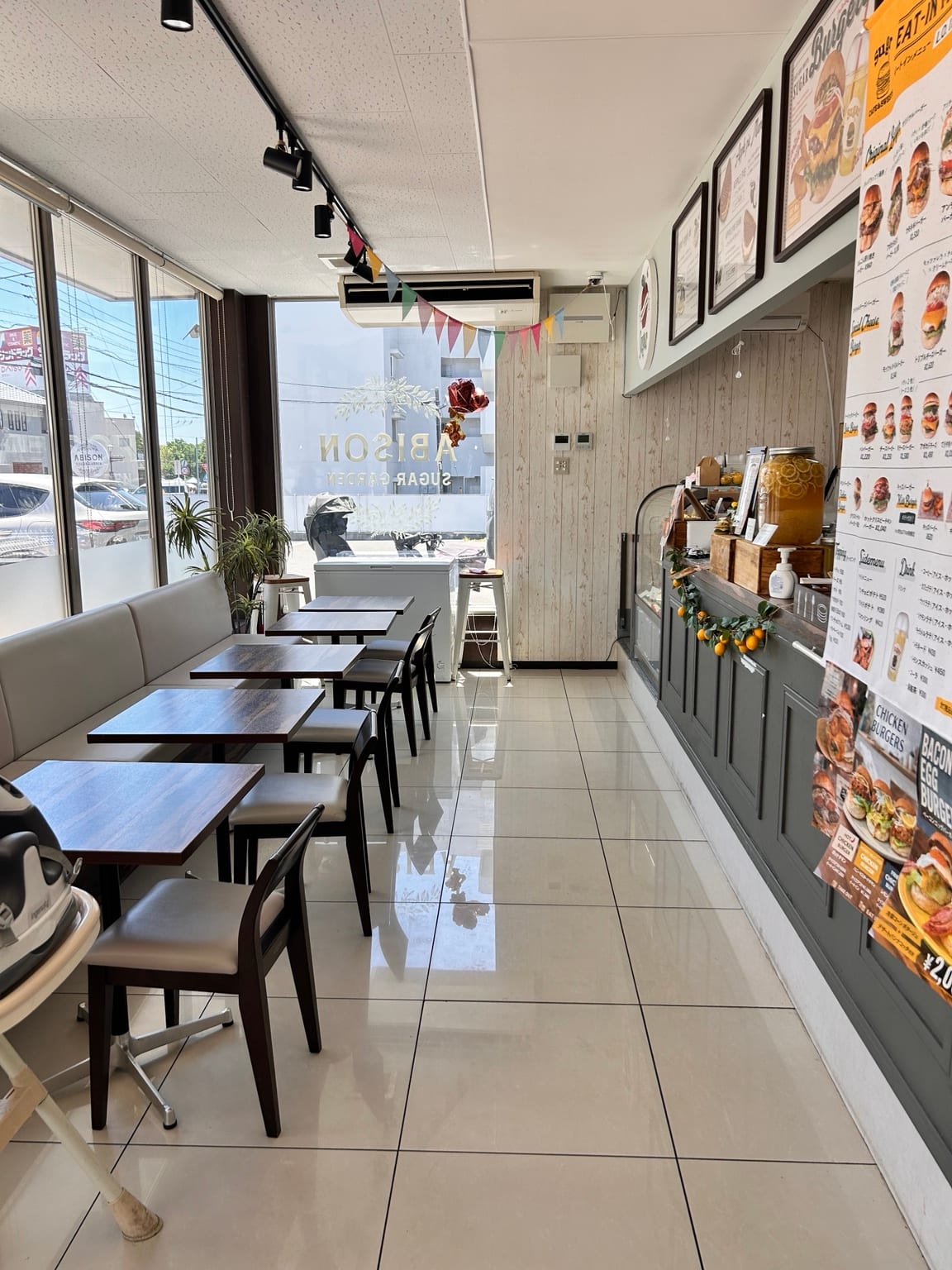 明るく清潔感のある店内の様子