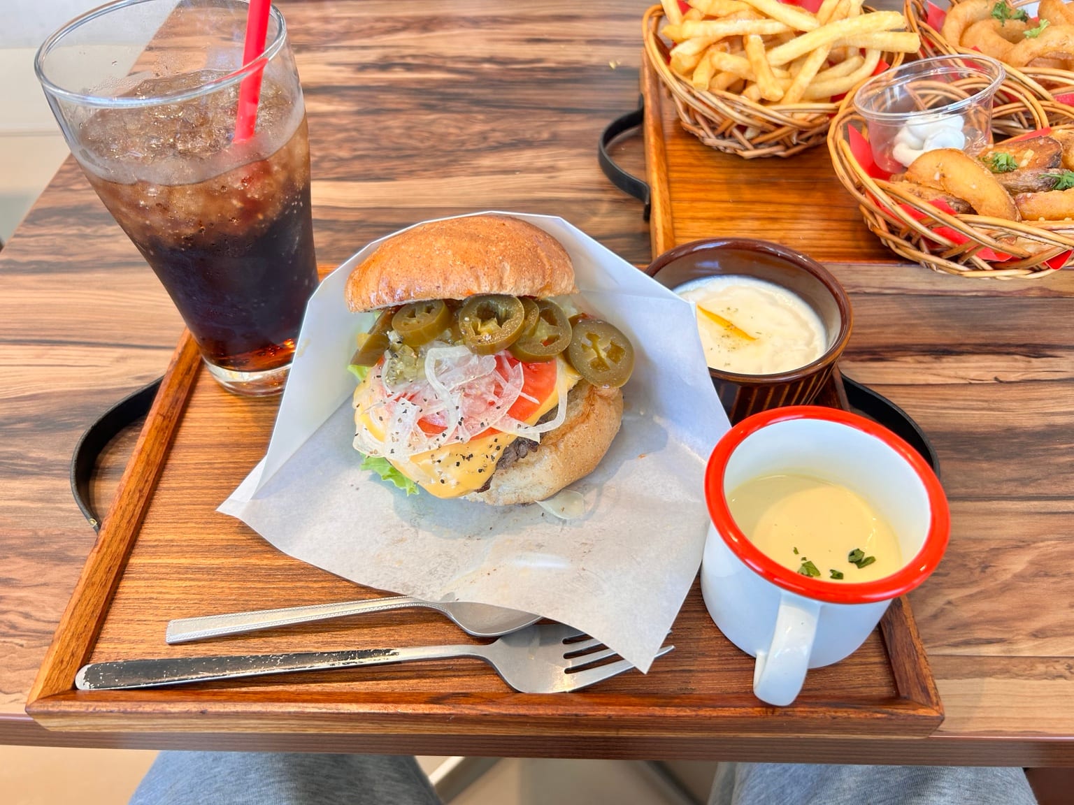 ハラペーニョトッピングのチーズバーガーセット