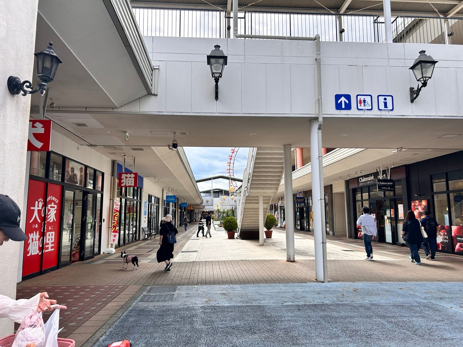 屋根のある通路沿いに店舗が並ぶBIGHOP印西のモール内