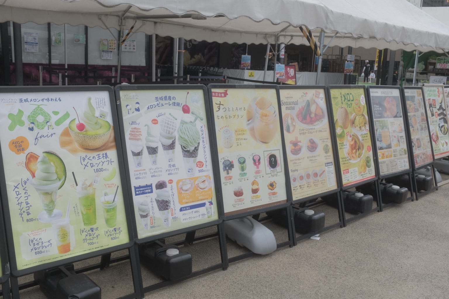 道の駅常総に並ぶメロンソフトやスイーツのメニュー看板