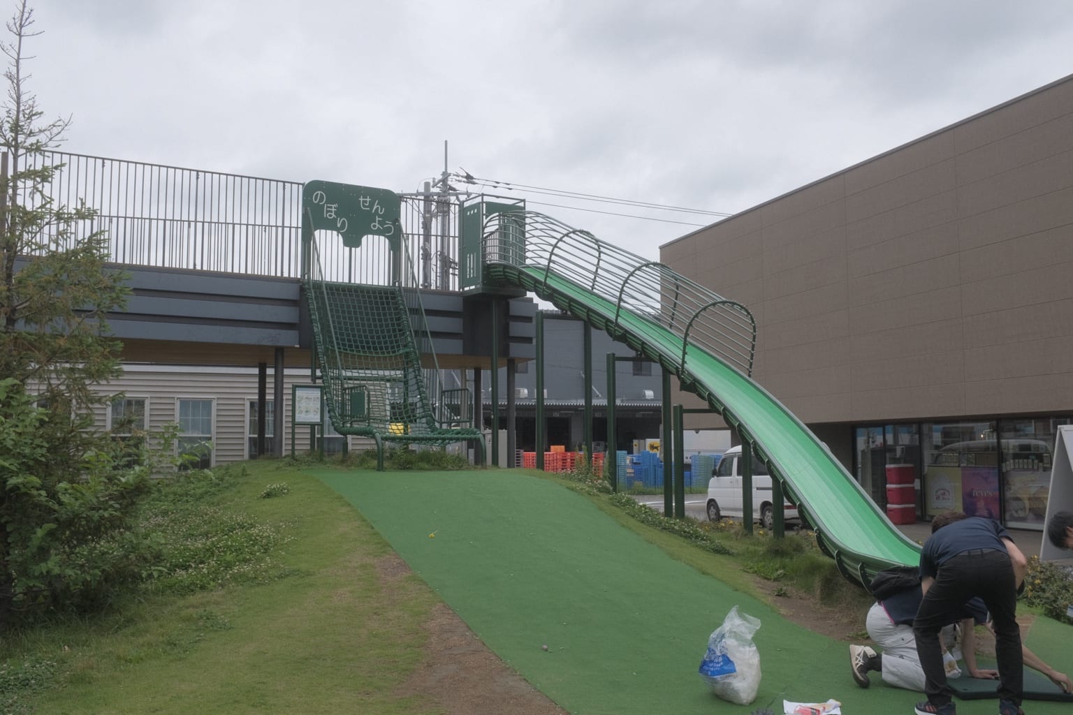 道の駅常総の近くにある緑色の長い屋外すべり台