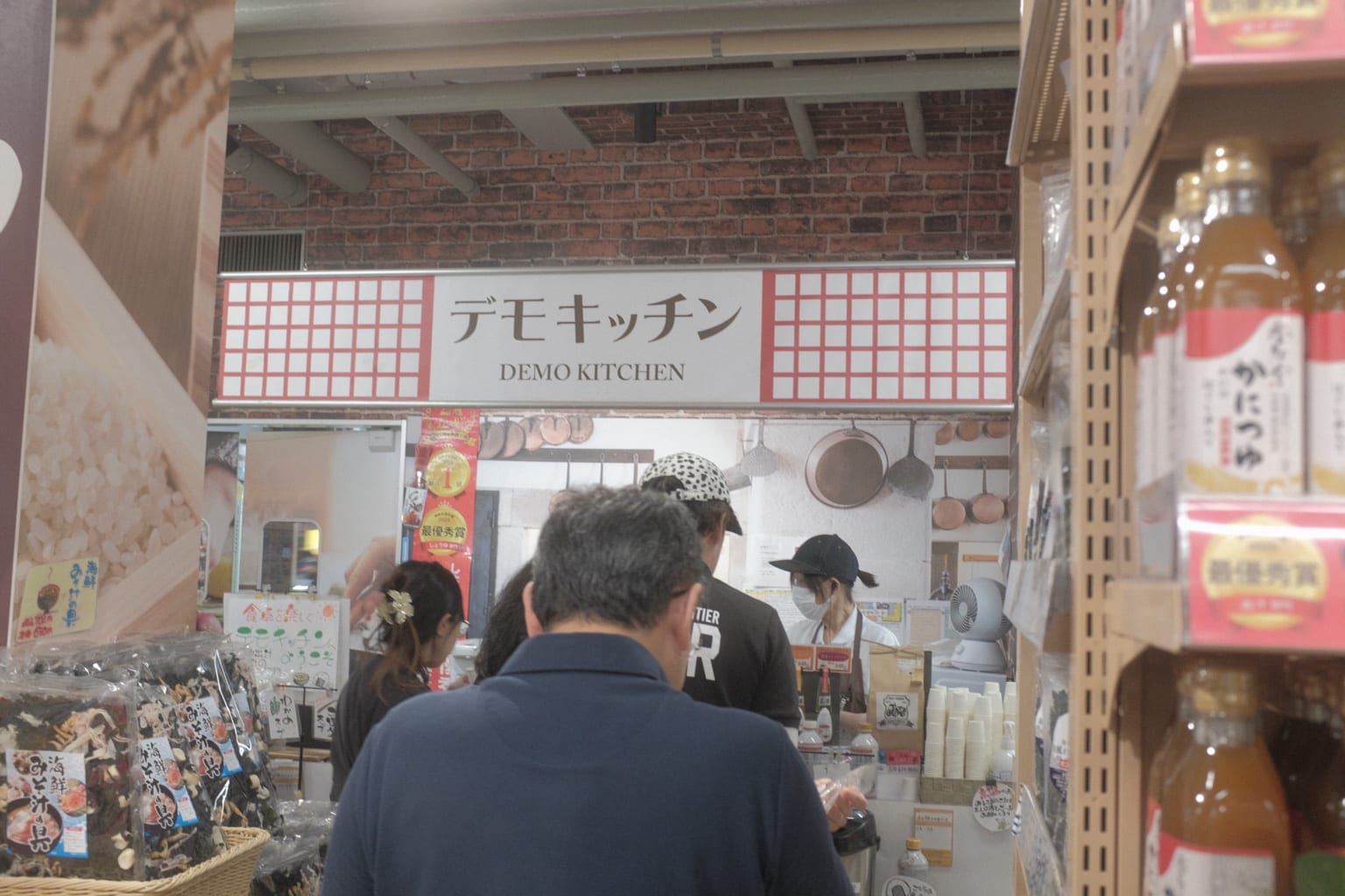 道の駅常総のデモキッチン前に並ぶ人たち