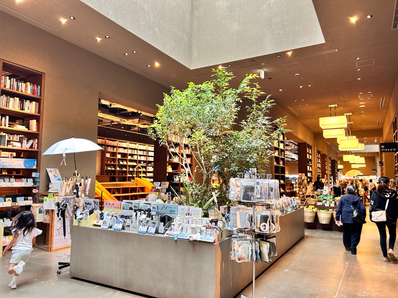 グリーンと雑貨が並ぶTSUTAYA BOOKSTORE常総の店内通路