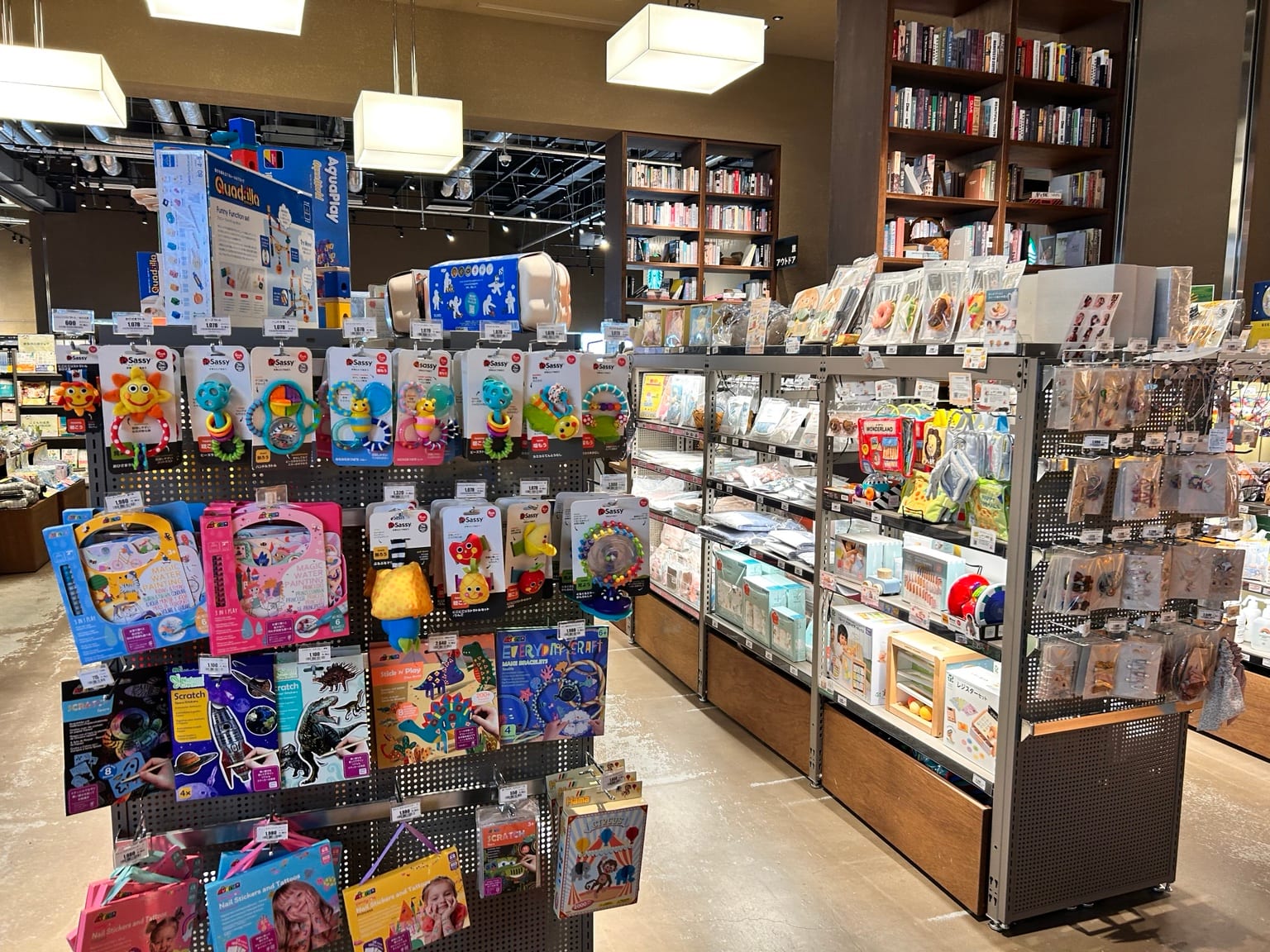 ベビー用品や知育おもちゃが並ぶキッズ雑貨コーナー
