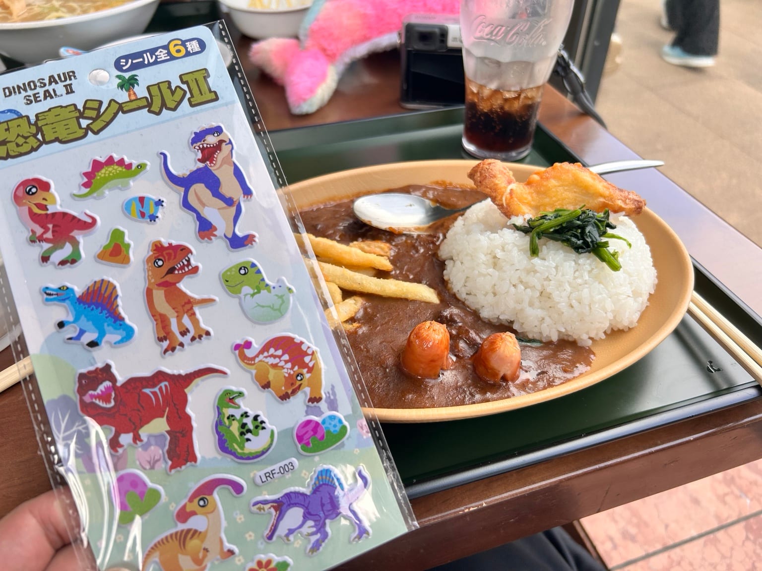 恐竜シールが付いた子ども用の恐竜カレー