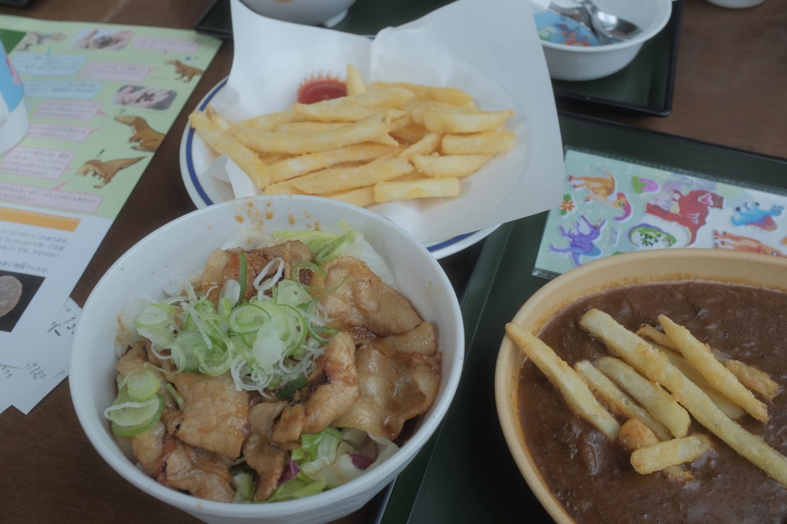 子ども用カレーと大人用の丼、ポテトを並べた食事風景