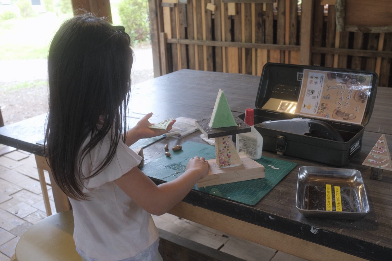 RECAMP常総のクラフトルームで木の作品を作る子ども
