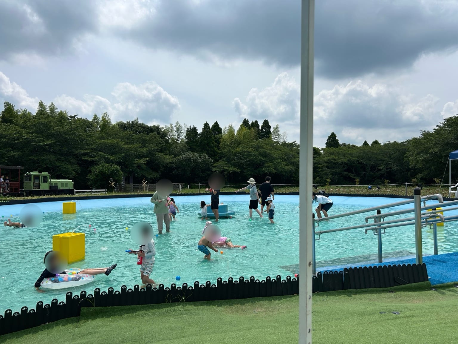 成田ゆめ牧場のじゃぶじゃぶ水広場全体と遊ぶ子どもたち