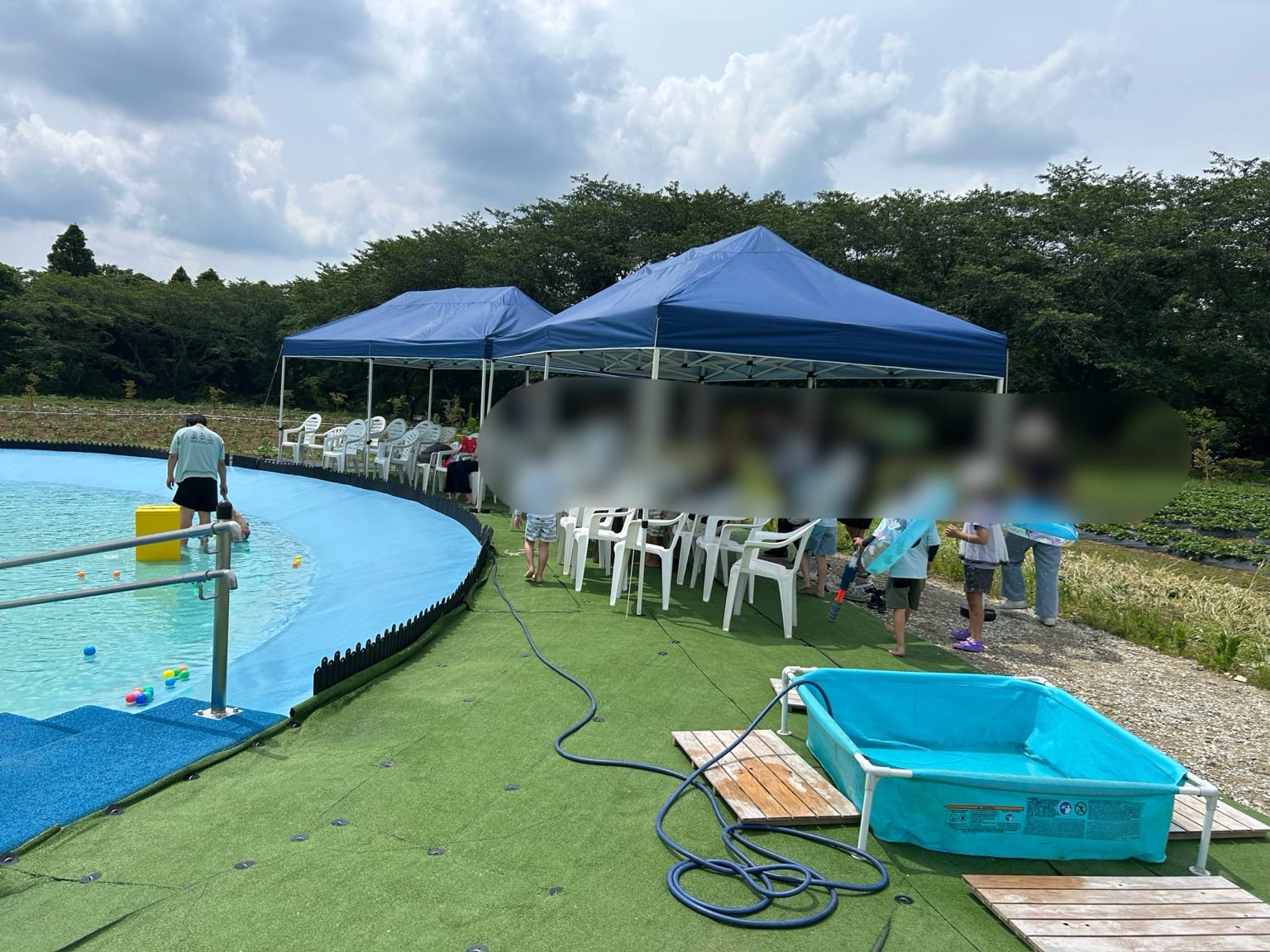 成田ゆめ牧場じゃぶじゃぶ池の横にある屋根付き待機席とイス