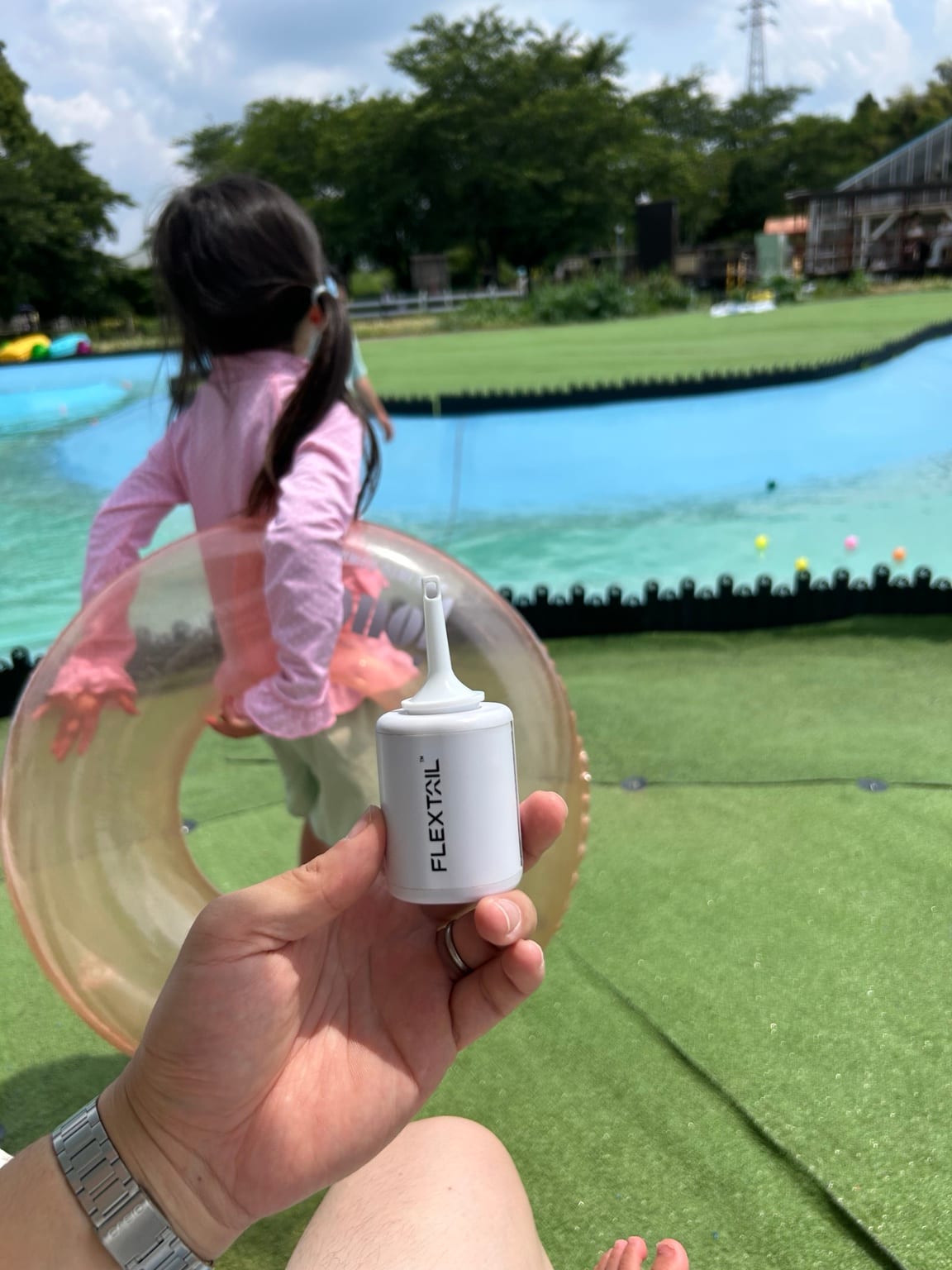 浮き輪の近くで使ったコンパクトな電動空気入れ
