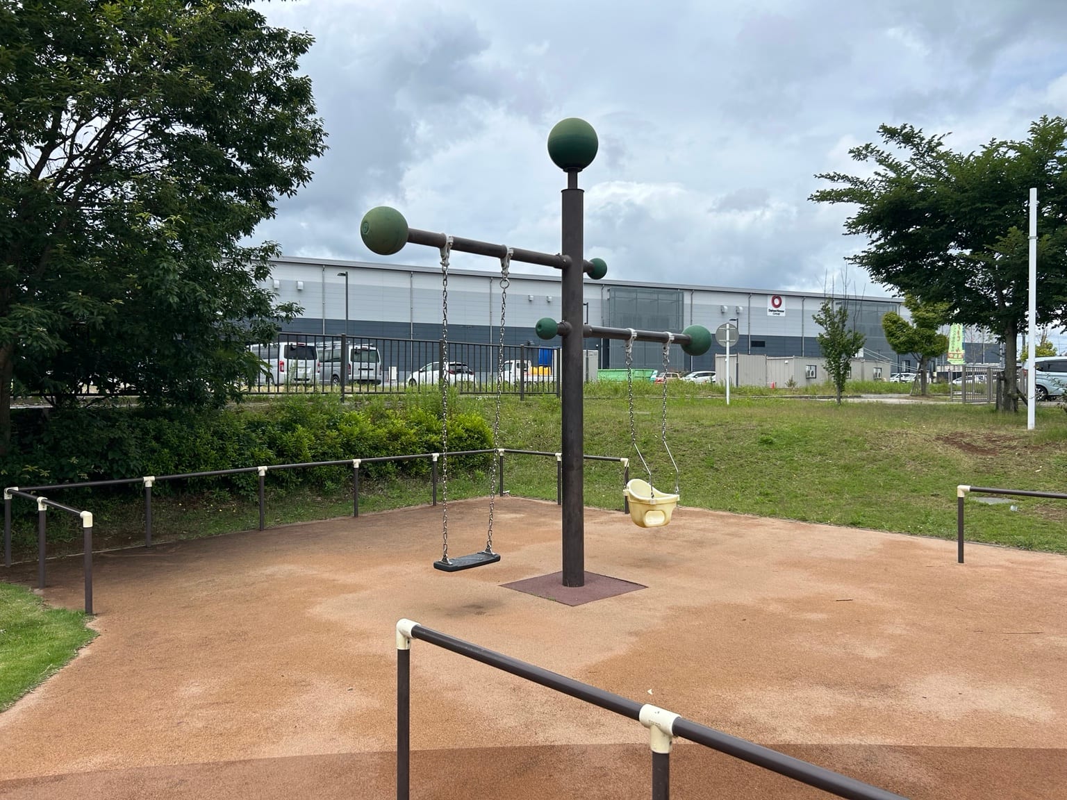通常タイプと幼児向けタイプが並ぶブランコ