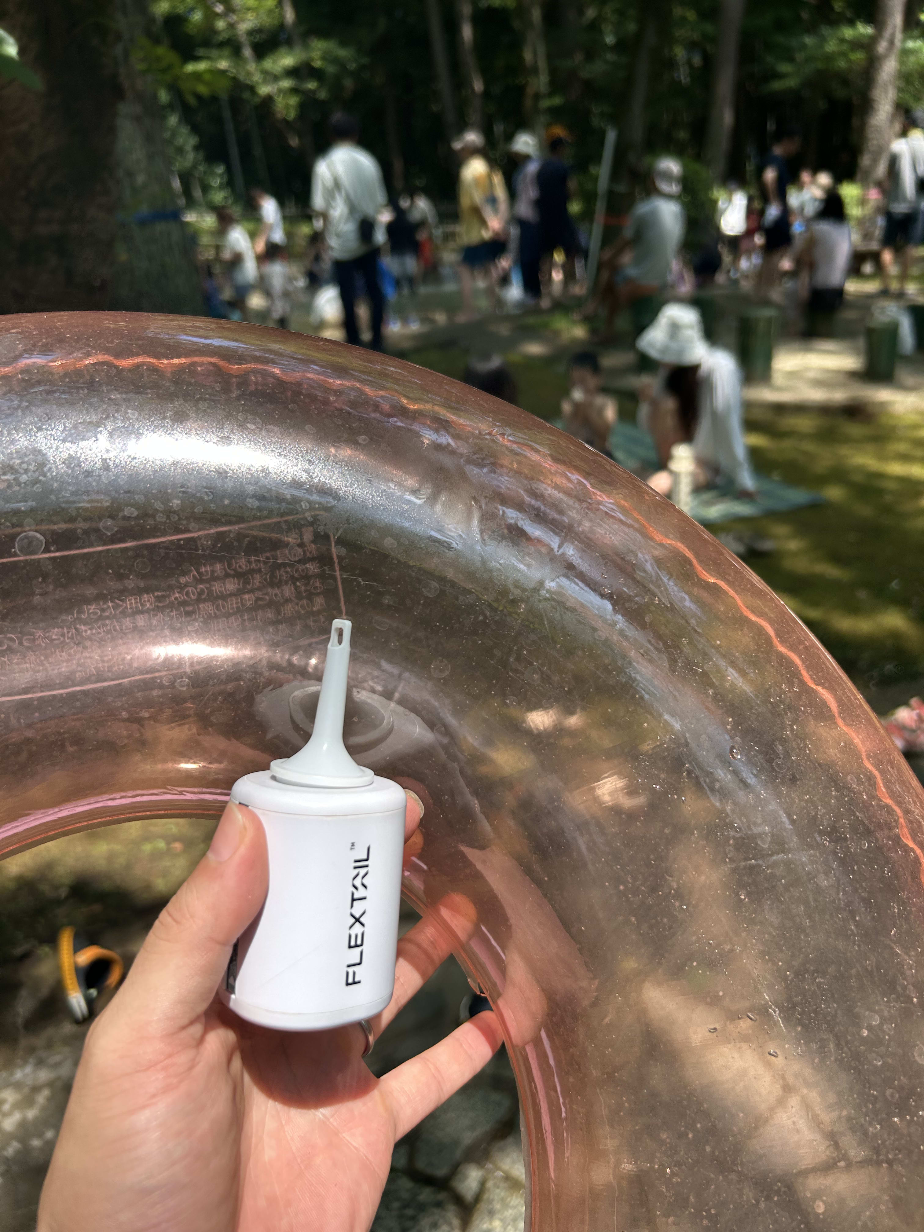 じゃぶじゃぶ池の下流側で水遊びをする家族