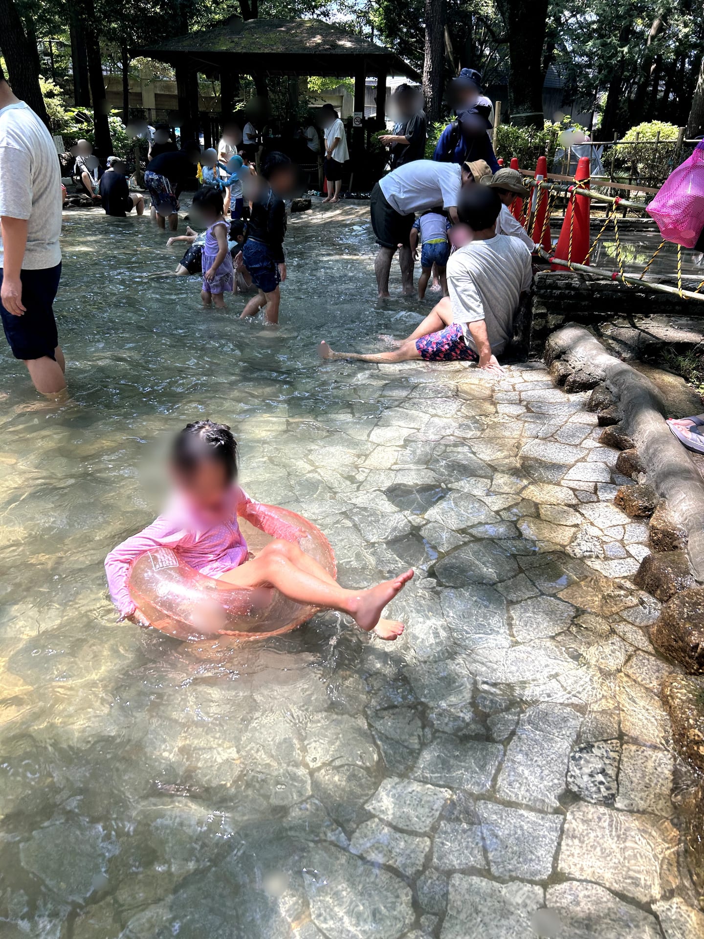 浮き輪に座って水の流れを楽しむ子ども
