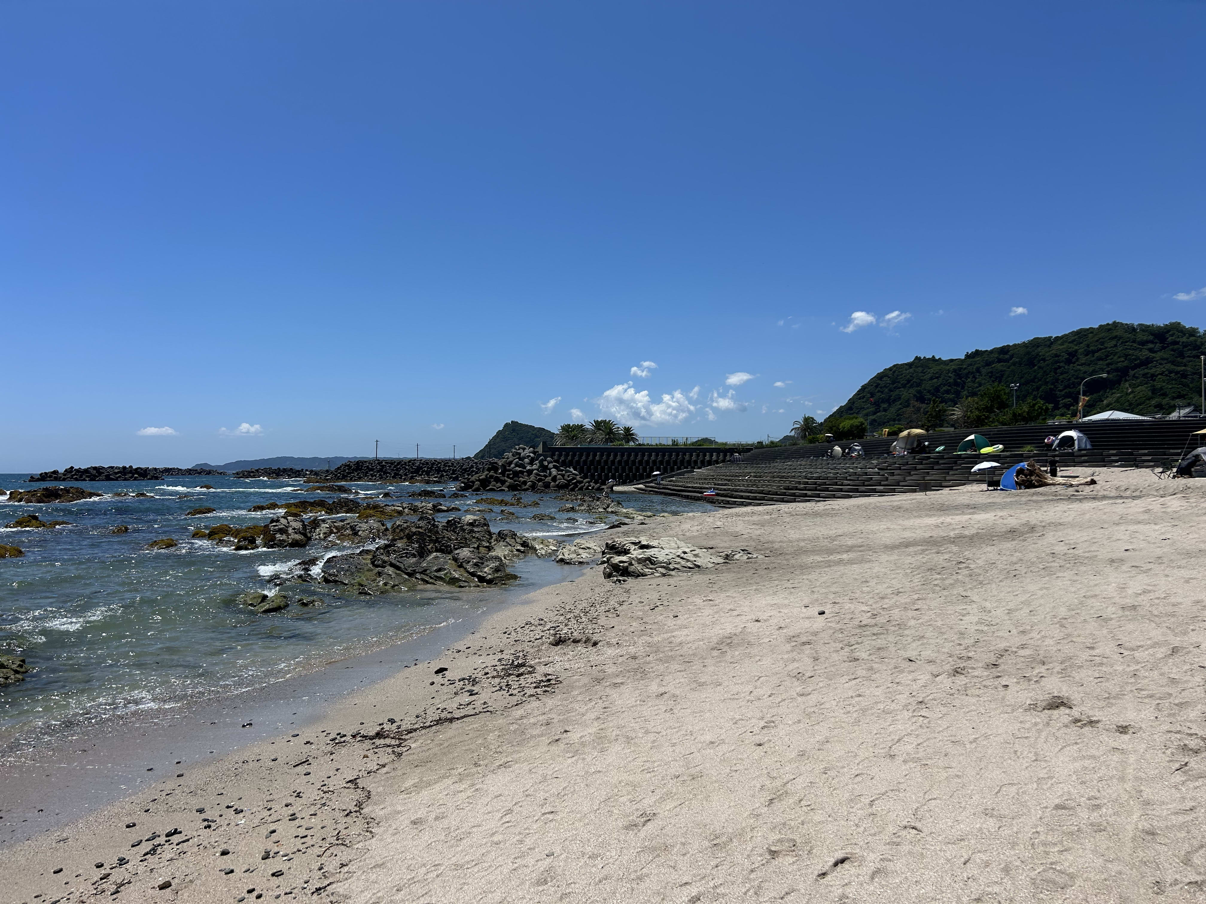 城崎海水浴場の岩場と海岸線