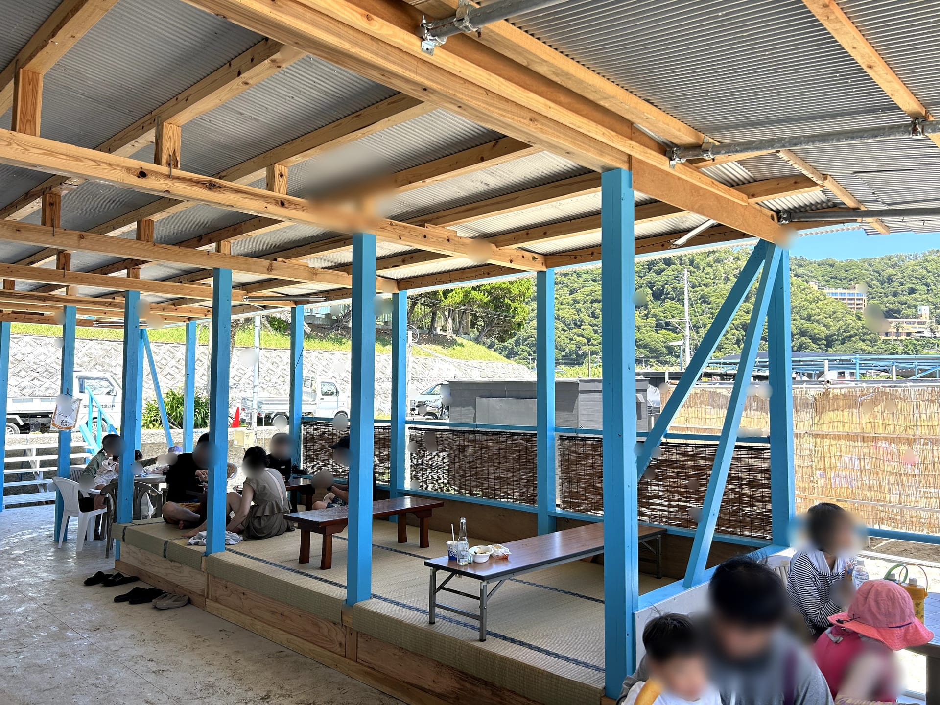 城崎海水浴場の海の家にある屋根付きのお座敷席