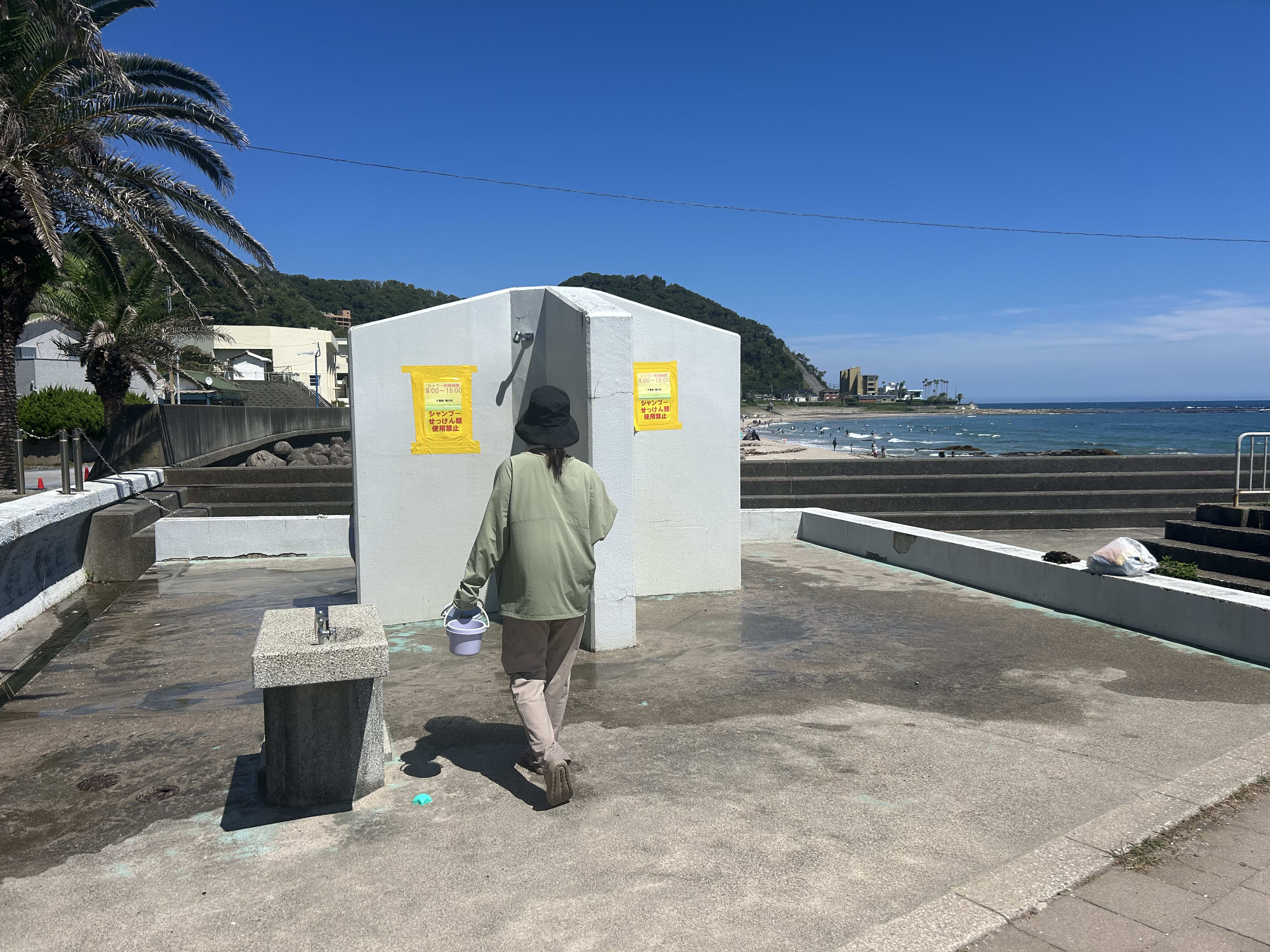 城崎海水浴場の駐車場内にある無料シャワー
