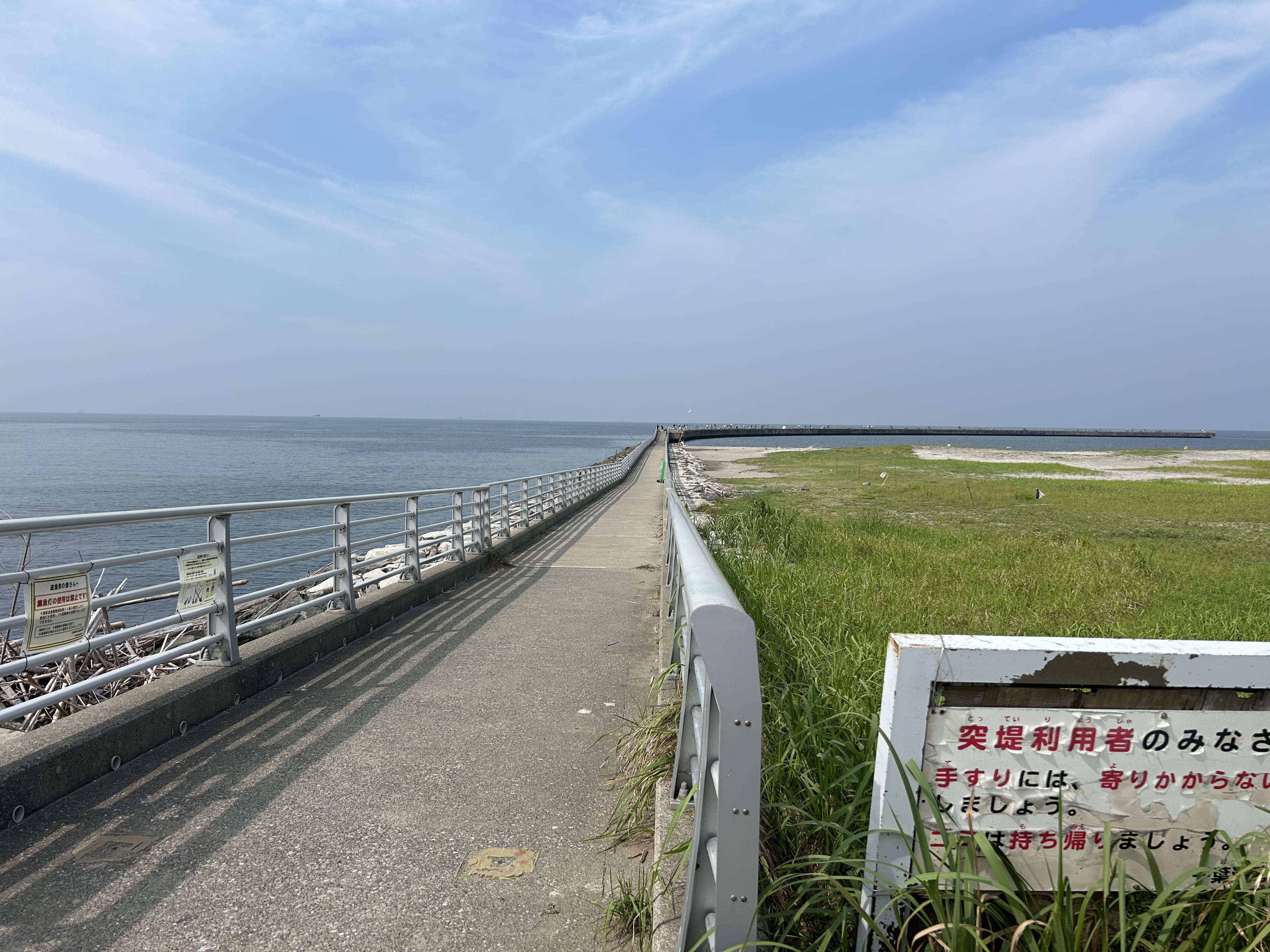 釣り場へ向かう海沿いの道