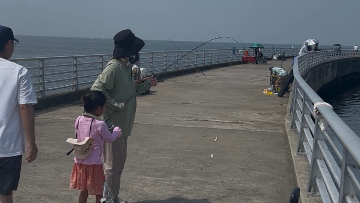 釣り上げた魚を確認する子ども