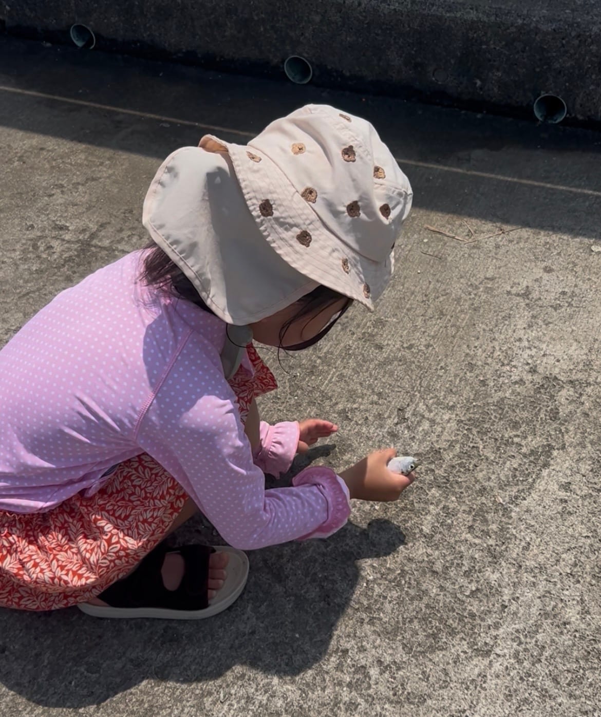釣った魚を手にする子ども