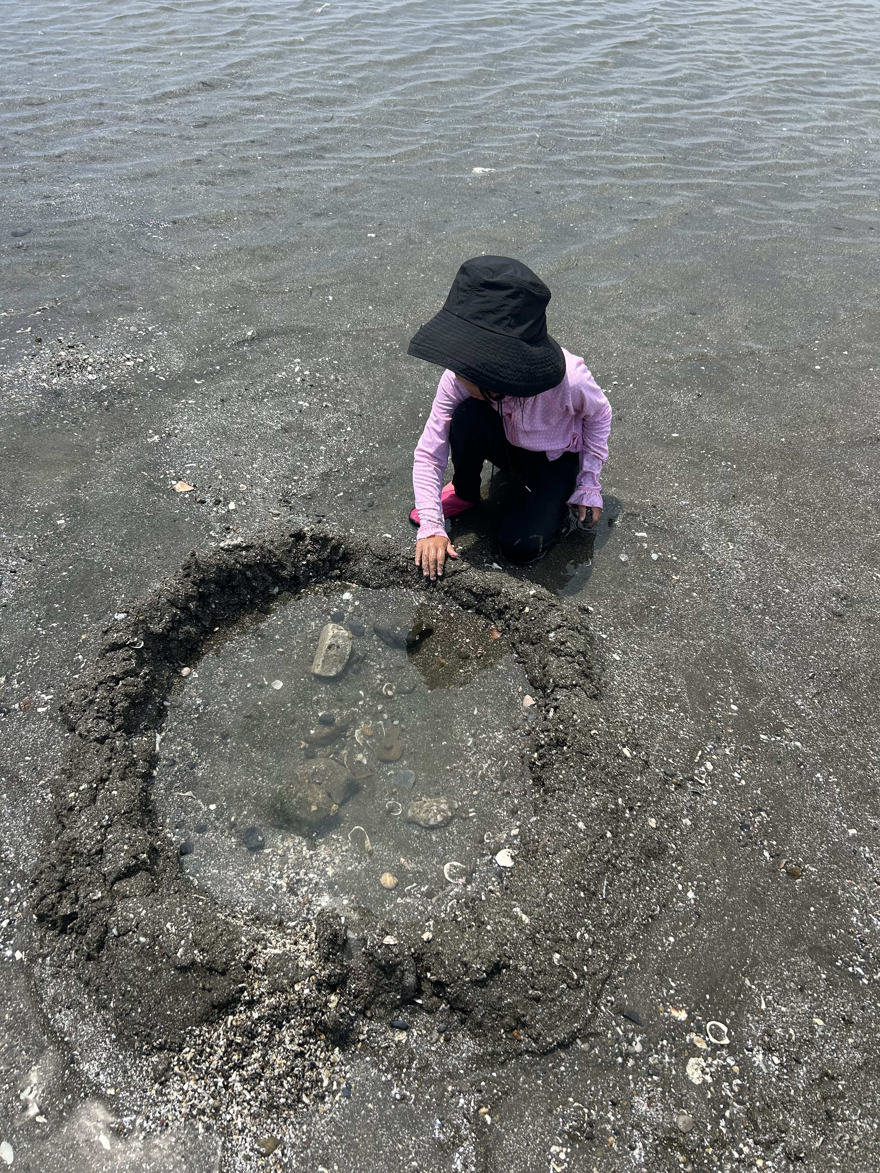 稲毛ヨットハーバーの砂浜で遊ぶ子ども