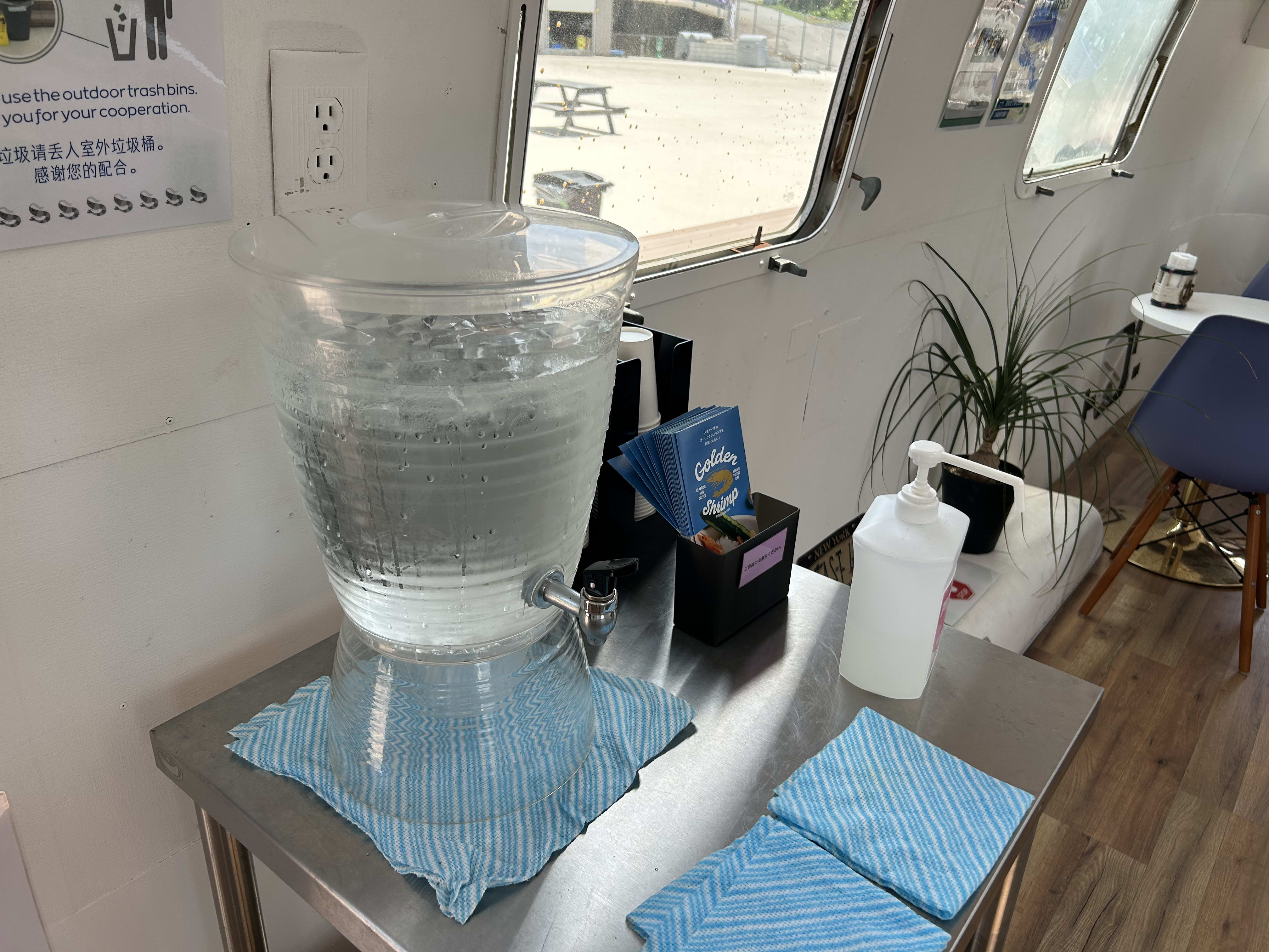 氷がたっぷり入った室内席のウォータージャグ