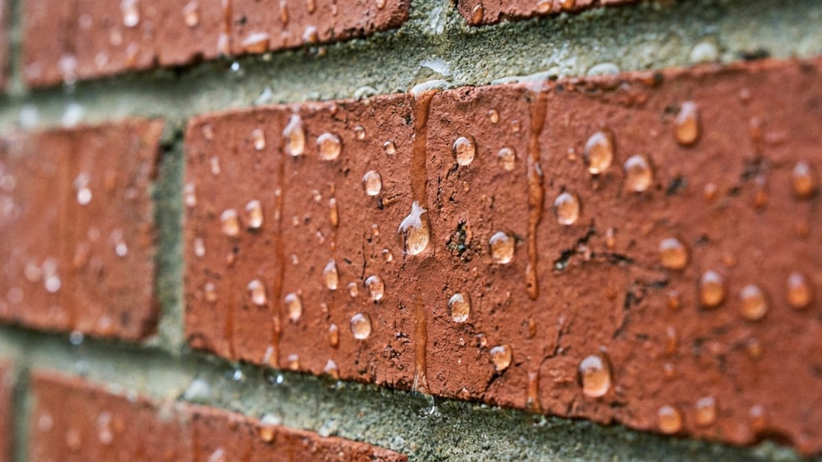 Effect van gevel impregneren - waterdruppels parelen af op geïmpregneerde baksteen