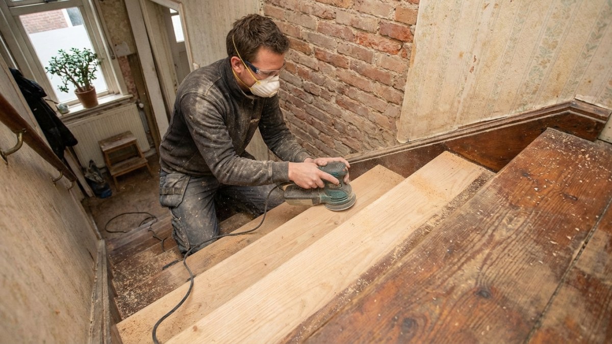 Trap schuren voor schilderen met schuurmachine