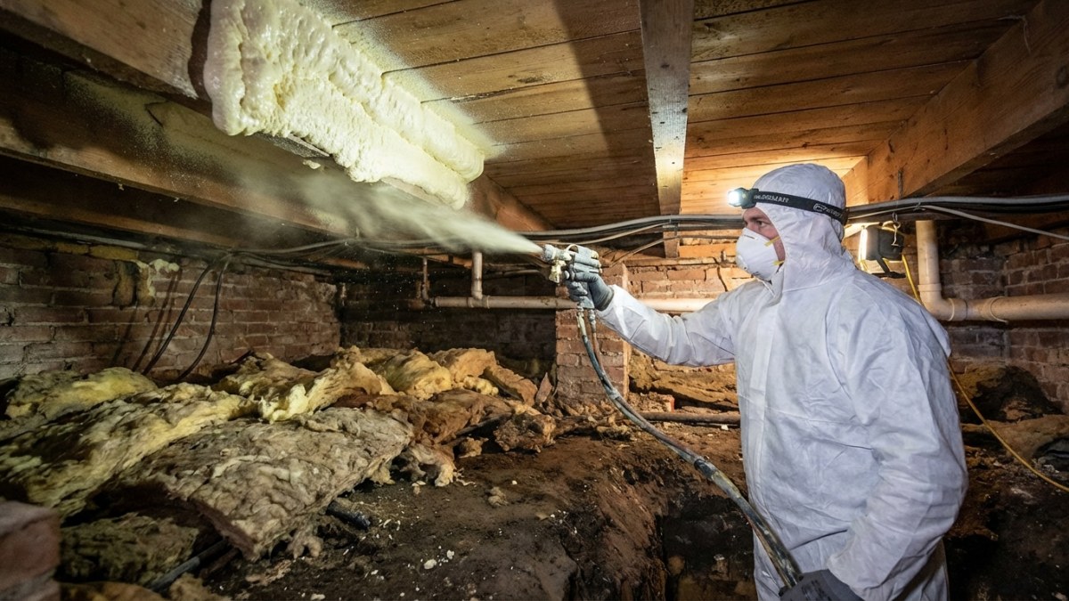 Vloerisolatie vanuit kruipruimte met PUR schuim