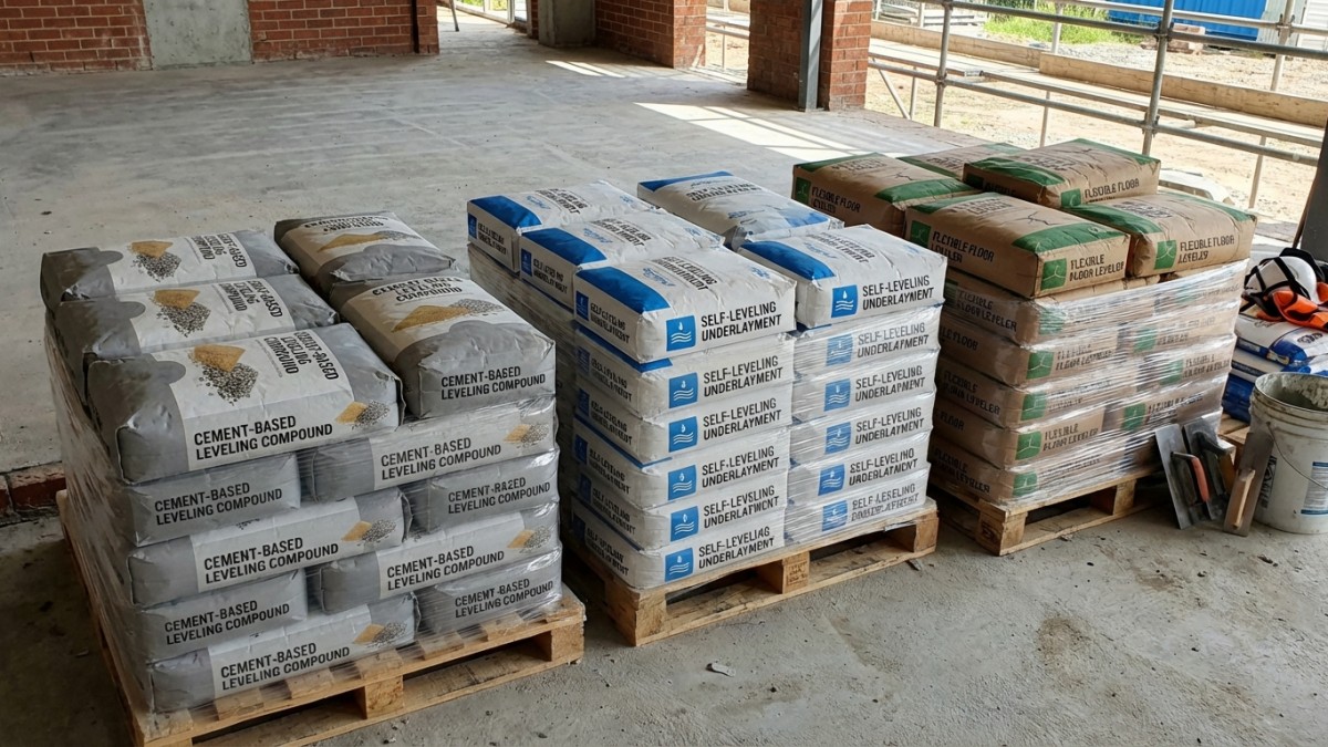 Verschillende soorten egaline voor vloer egaliseren