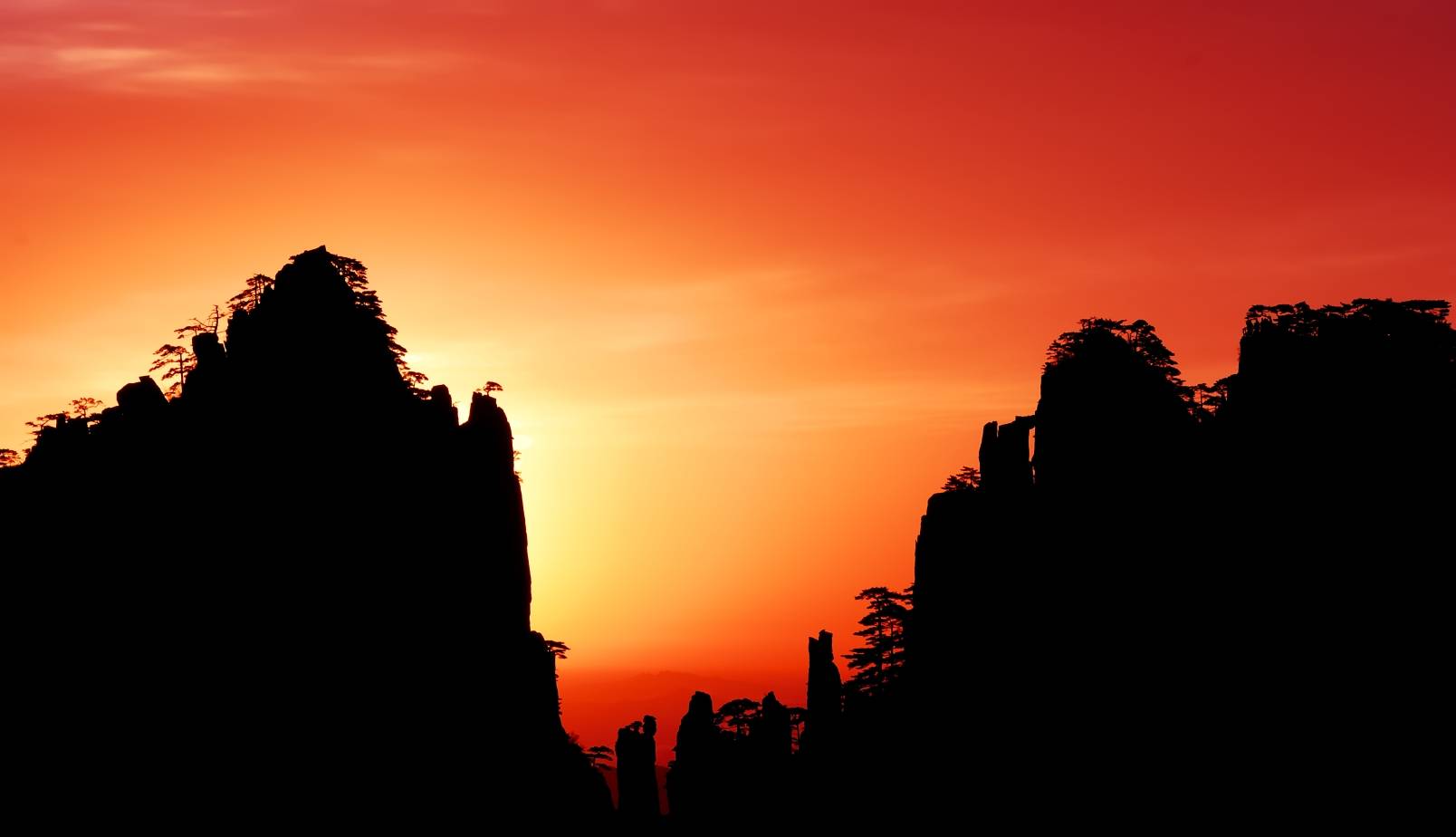Uncover the Wonders of Mt. Huangshan on a 4-Day Private Tour from Huangshan City: Explore Yixian, Tunxi, and Shexian | Includes One Night Stay in the Scenic Area, Delicious Meals, and 24-Hour Airport/Train Station Transfers