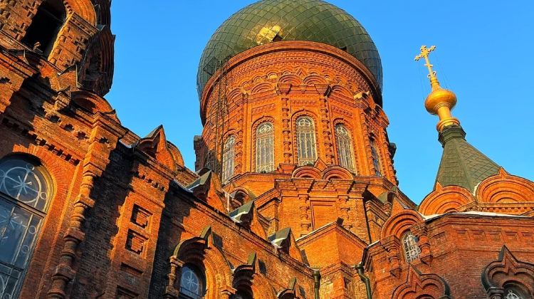 Discover a 5-Day Northern Utopia Snow Adventure Harbin Private Tour: Songhua River, Central Street, China Harbin Ice And Snow World, Siberia Tiger Park, and Yabuli Ski Resort Await!