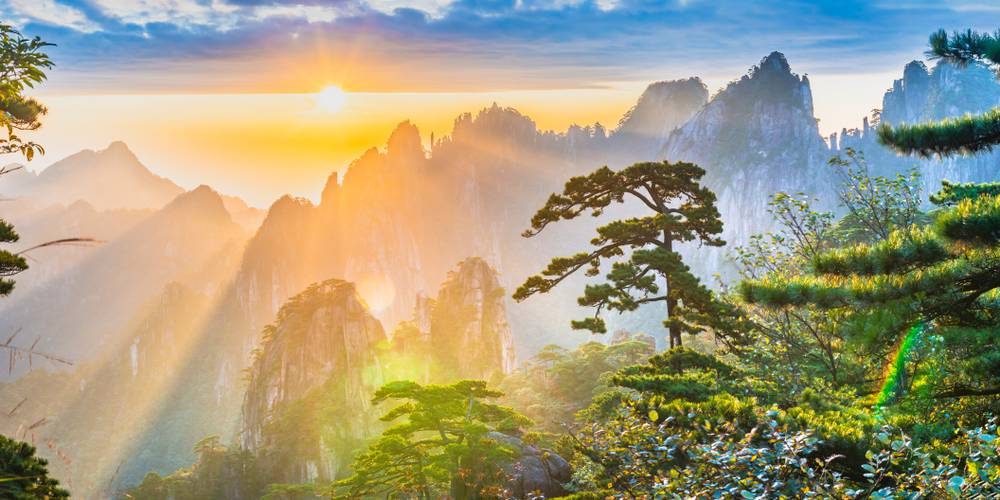 Experience a 3-Day Classic Tour of Huangshan and Hongcun Village with Sunrise: Discover Tunxi Ancient Street, Moon Lake, and Lion Peak丨City & Mountain Stay